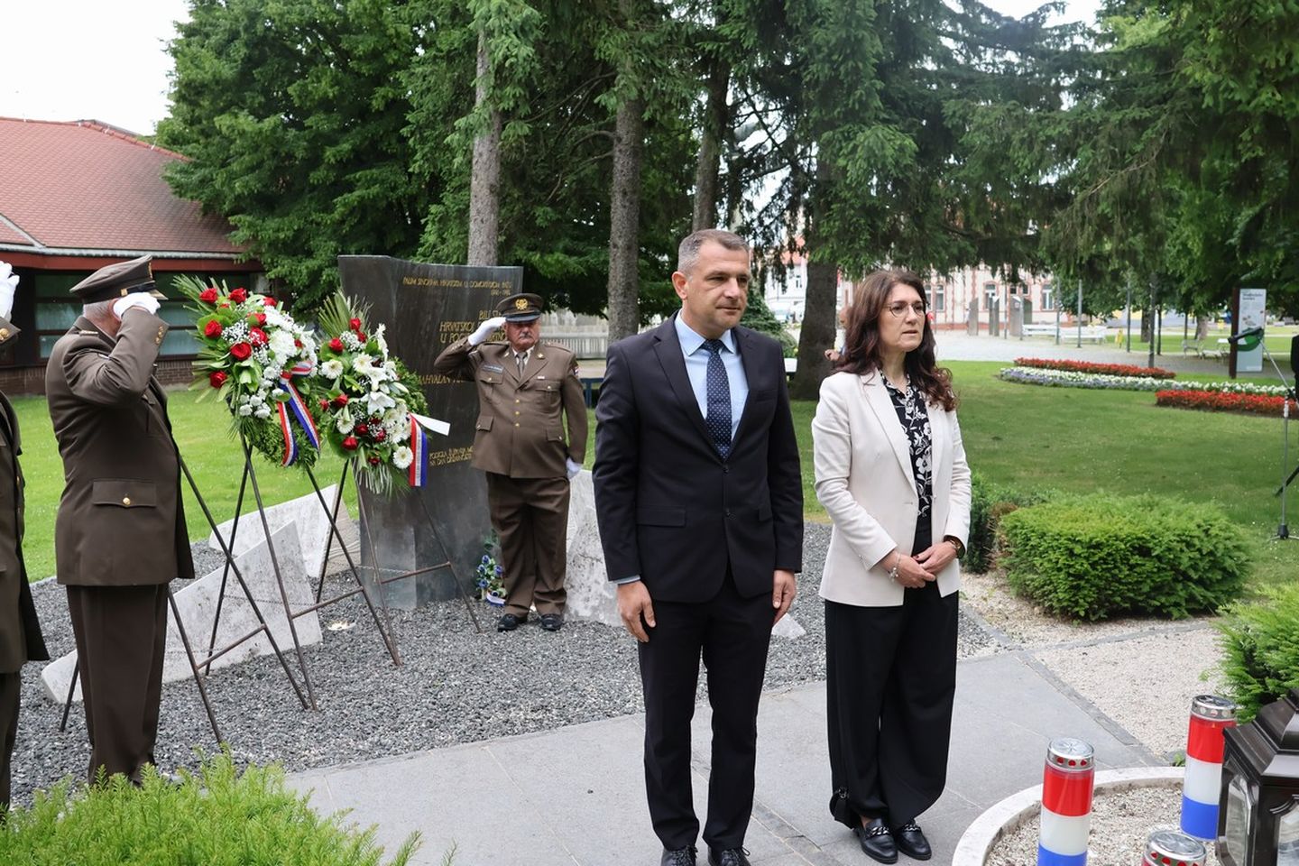 Dan državnosti Vijenci i svijeće kod spomenika u Perivoju Zrinskih 2025 (20)