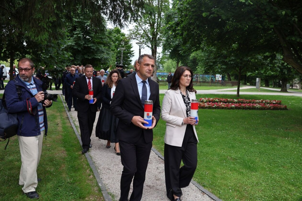 Dan državnosti Vijenci i svijeće kod spomenika u Perivoju Zrinskih 2025 (21)