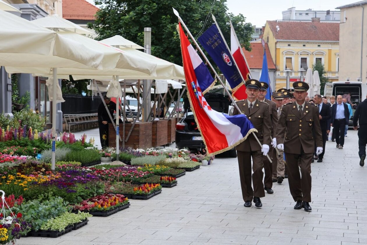 Dan državnosti Vijenci i svijeće kod spomenika u Perivoju Zrinskih 2025 (3)