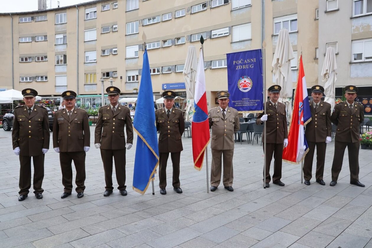 Dan državnosti Vijenci i svijeće kod spomenika u Perivoju Zrinskih 2025 (4)