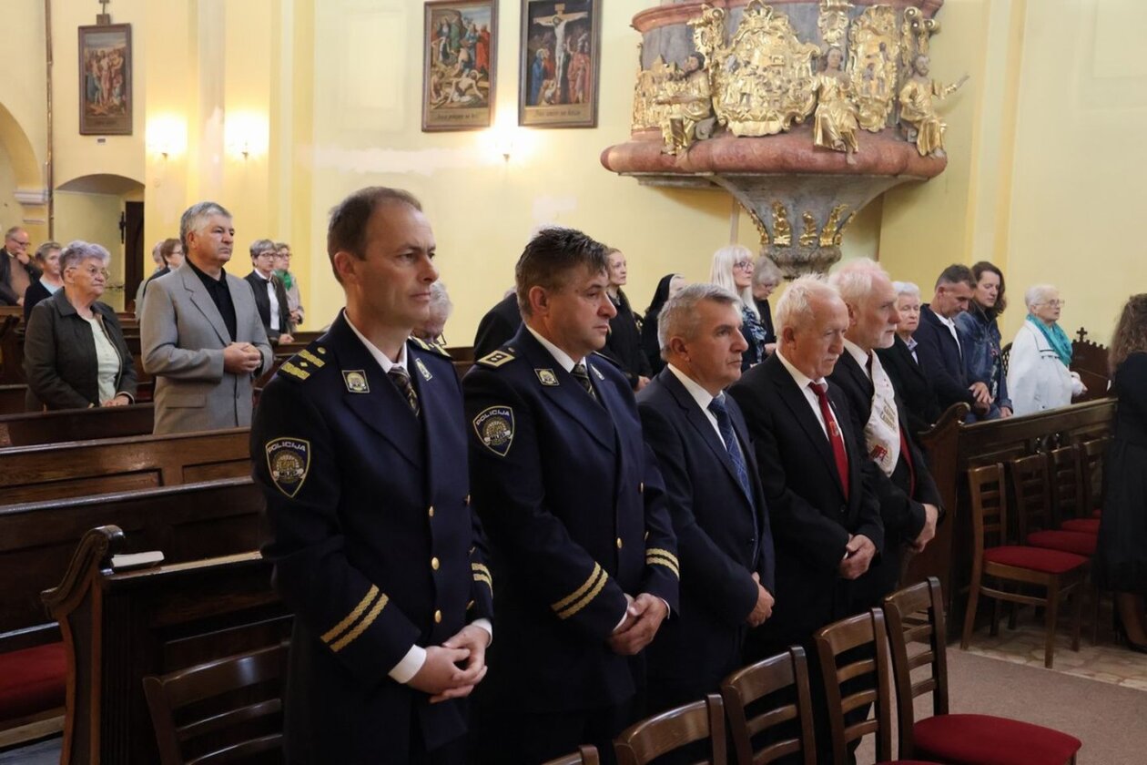 Dan državnosti Vijenci i svijeće kod spomenika u Perivoju Zrinskih 2025 (6)