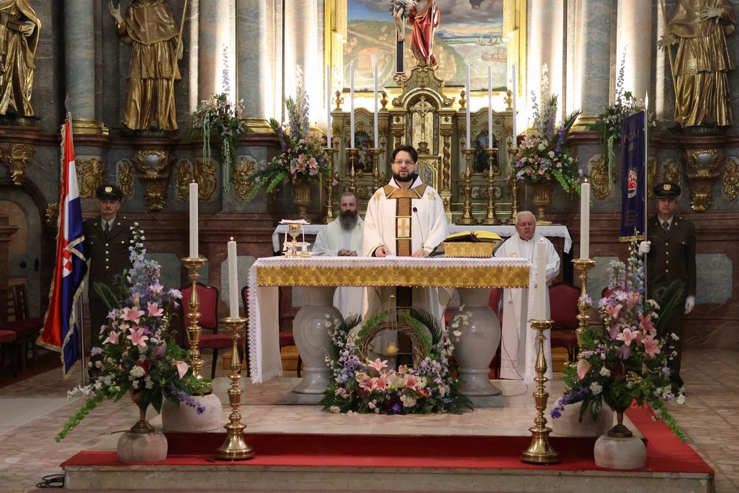 Dan državnosti Vijenci i svijeće kod spomenika u Perivoju Zrinskih 2025 (8)