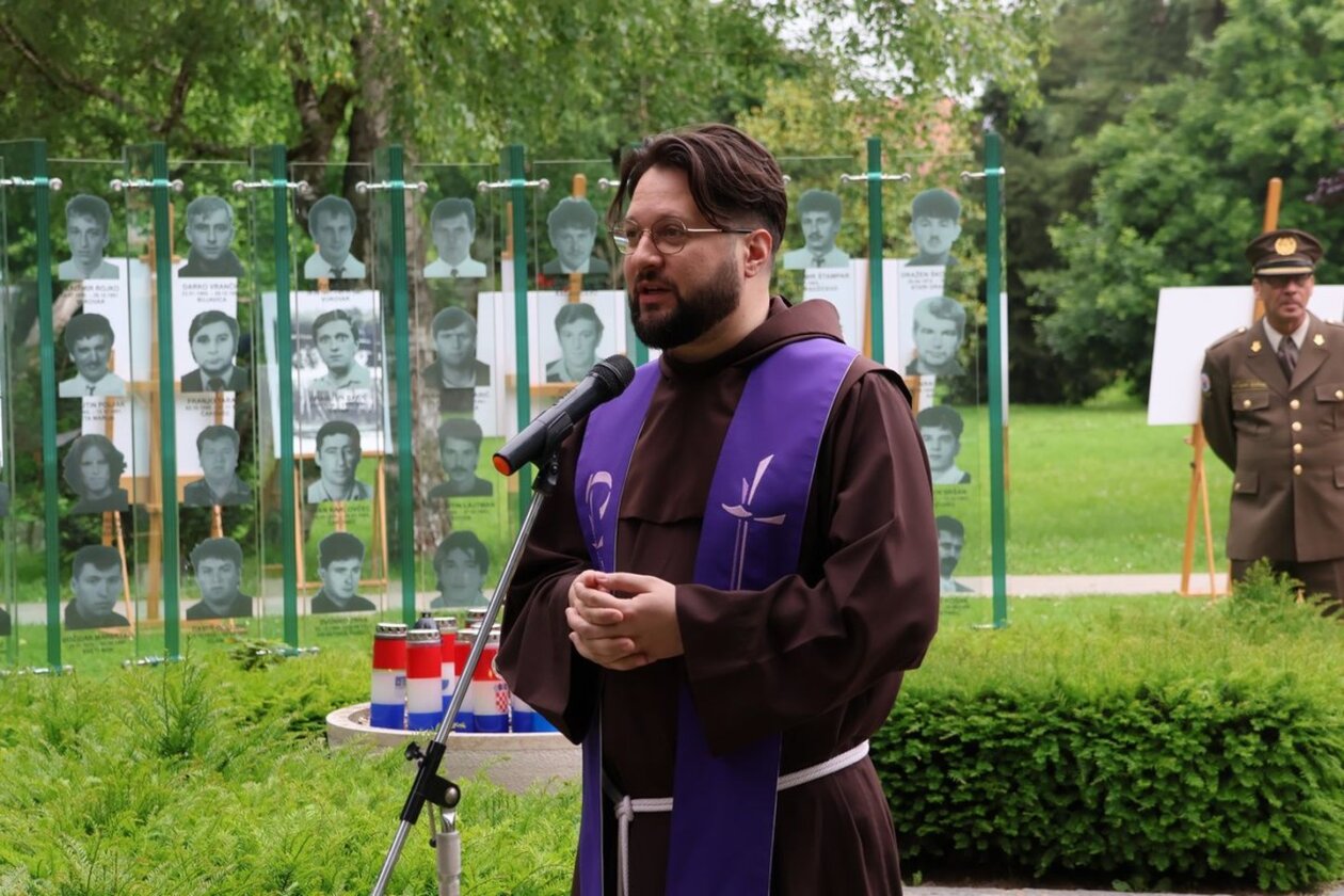 Dan državnosti Vijenci i svijeće kod spomenika u Perivoju Zrinskih 2025 (9)