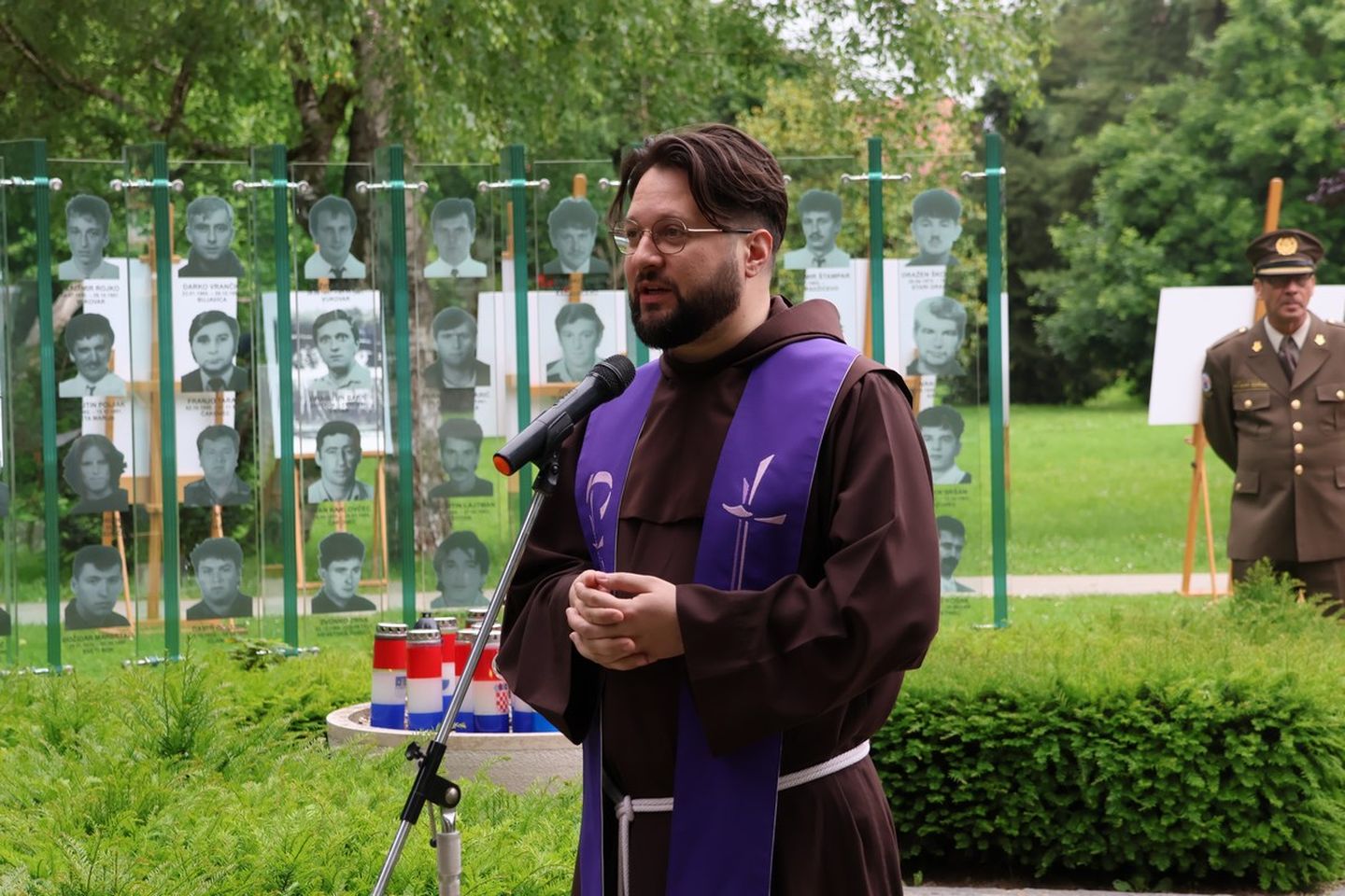 Dan državnosti Vijenci i svijeće kod spomenika u Perivoju Zrinskih 2025 (9)