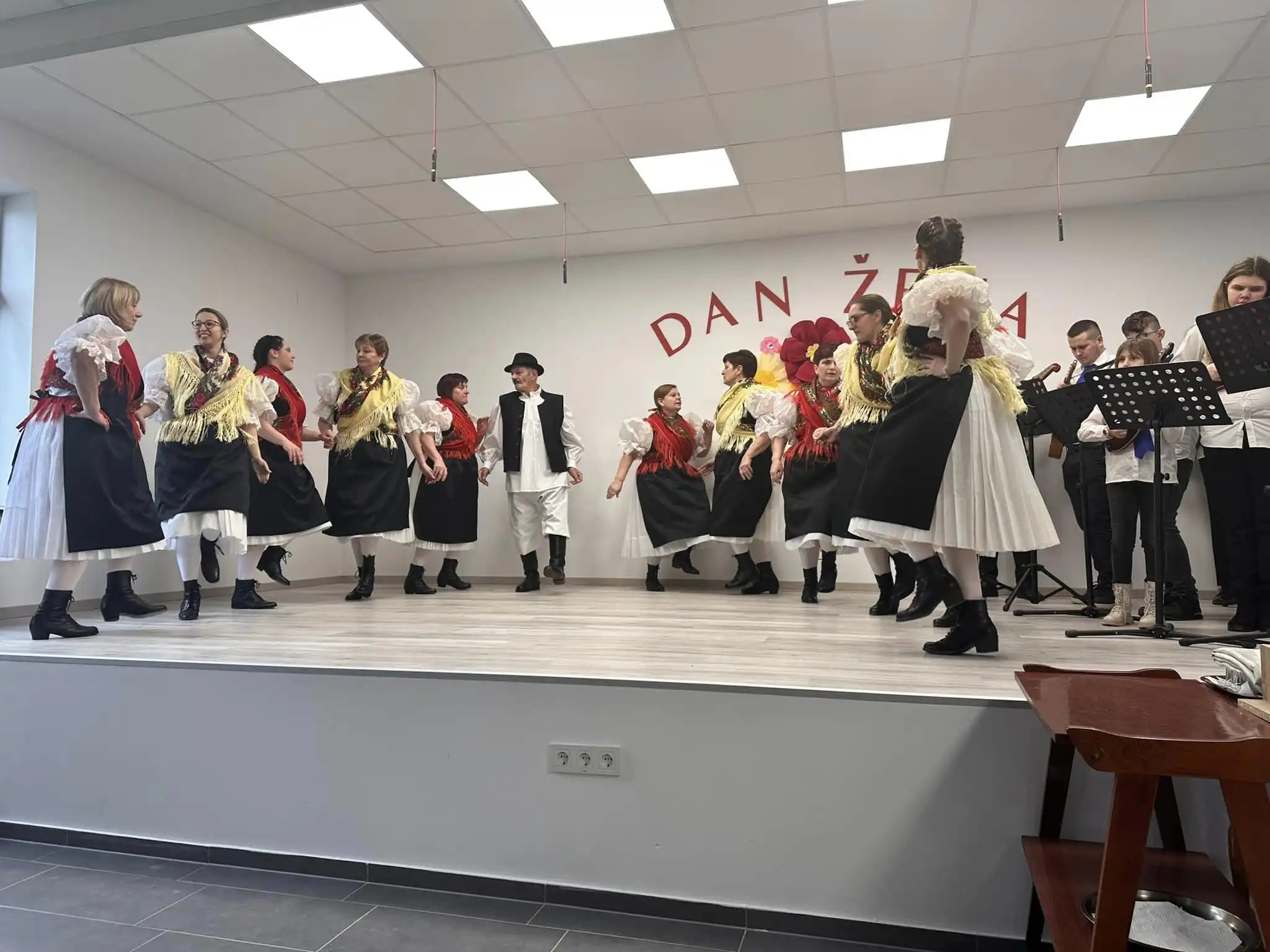 Dan žena Sivica, udruga žena sivica (16) Dan žena Sivica, udruga žena sivica (16)