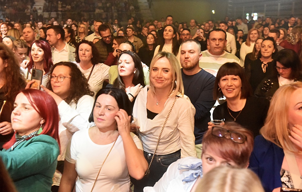 Dan žena uz glazbenu čaroliju Sergej Ćetković rasprodao Arenu Varaždin (11)