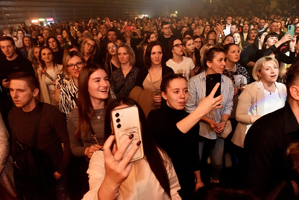 Dan žena uz glazbenu čaroliju Sergej Ćetković rasprodao Arenu Varaždin (9)