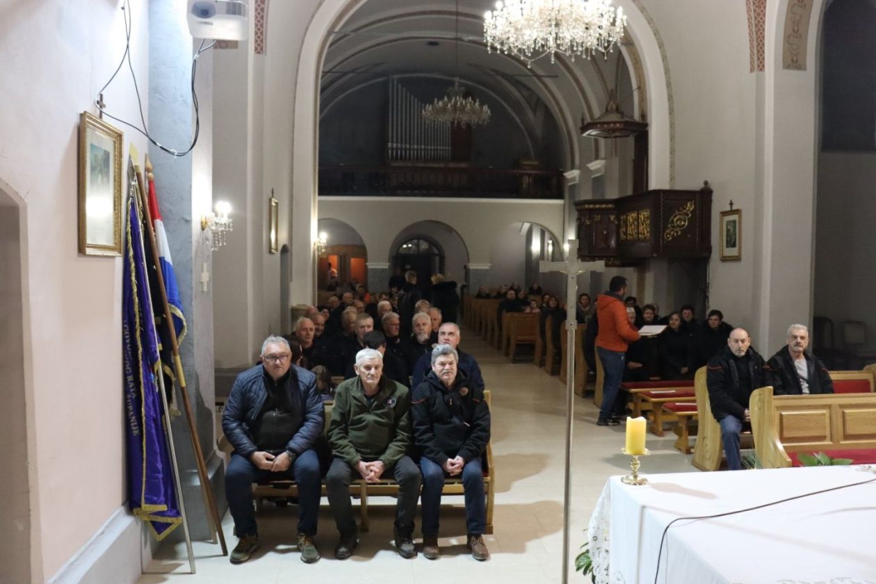 Dan žrtava Domovinskog rata u Belici obilježen misom i hodom do spomenika (13)
