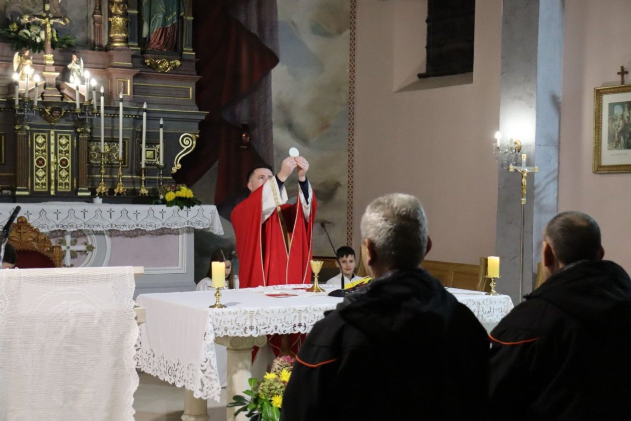 Dan žrtava Domovinskog rata u Belici obilježen misom i hodom do spomenika (2)