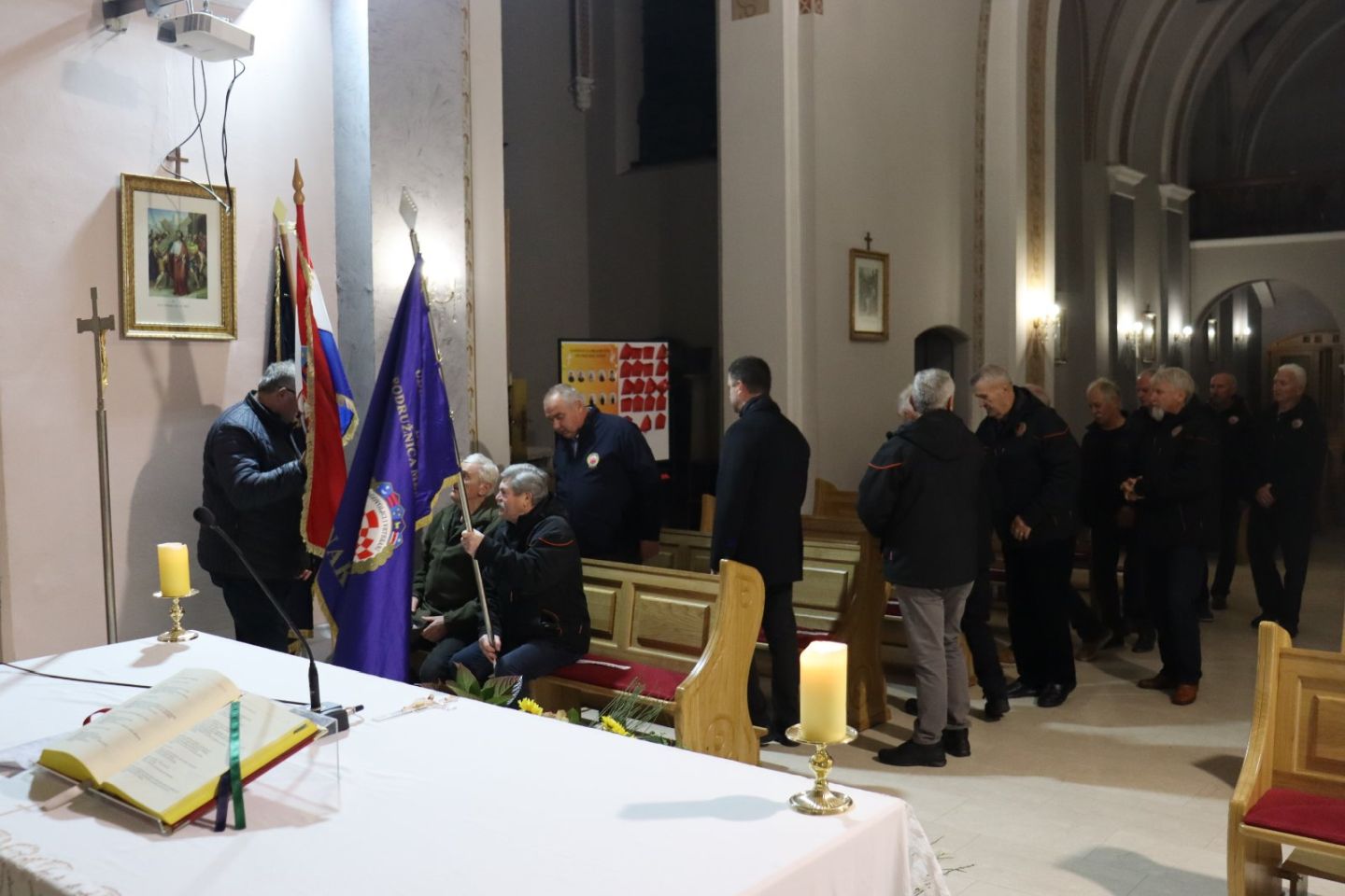 Dan žrtava Domovinskog rata u Belici obilježen misom i hodom do spomenika (8) Dan žrtava Domovinskog rata u Belici obilježen misom i hodom do spomenika (8)