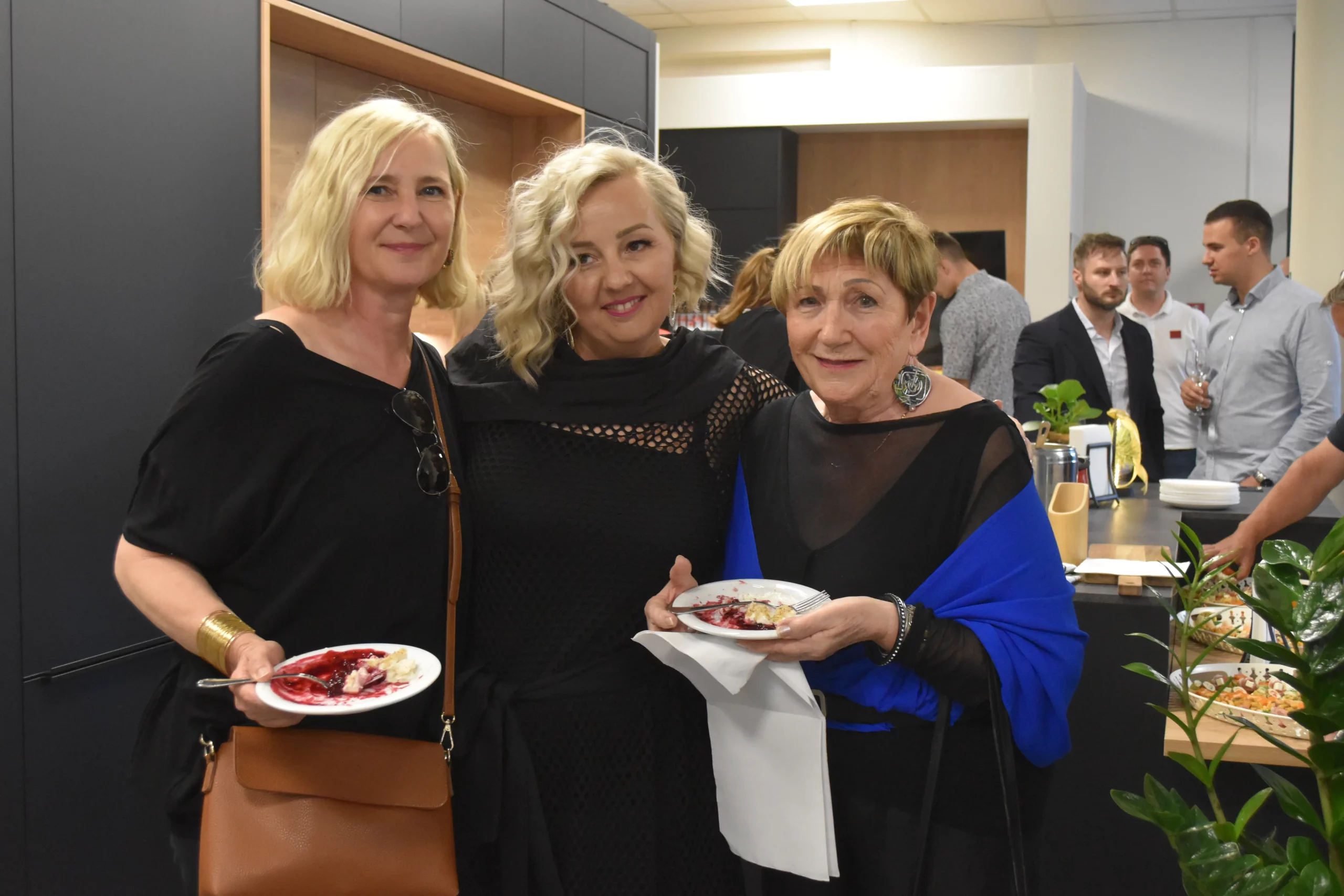 Dankuhen (24)dan kuchen katarina topalović katica tamara fileš Dankuhen (24)dan kuchen katarina topalović katica tamara fileš