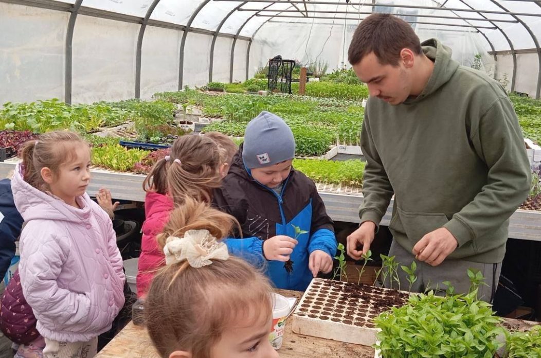 Djeca iz skupine Pingvini posjetila Kristoš gospodarstvo i učila o uzgoju povrća (3)