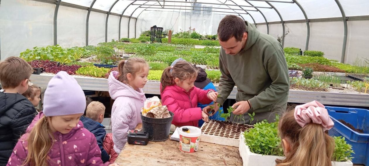 Djeca iz skupine Pingvini posjetila Kristoš gospodarstvo i učila o uzgoju povrća (6)