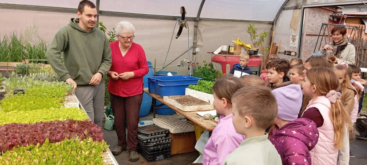 Djeca iz skupine Pingvini posjetila Kristoš gospodarstvo i učila o uzgoju povrća (7)