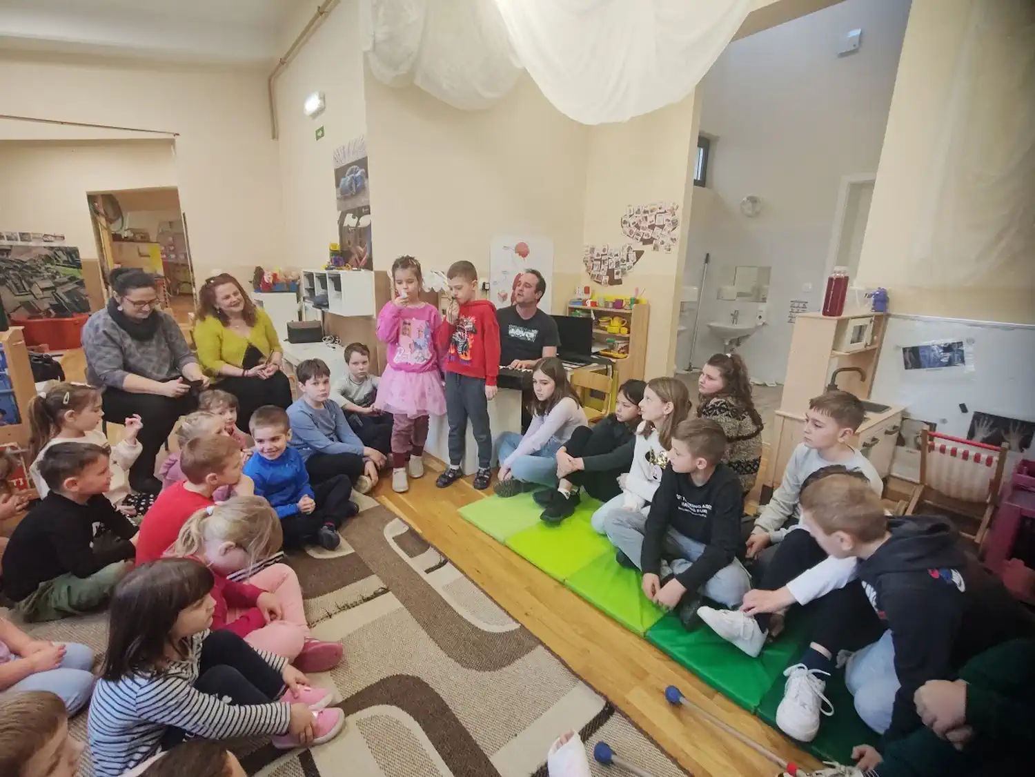 Djeca iz vrtića i školarci zajedno Ivanovec pokazuje kako prijelaz u školu može biti lak (6)