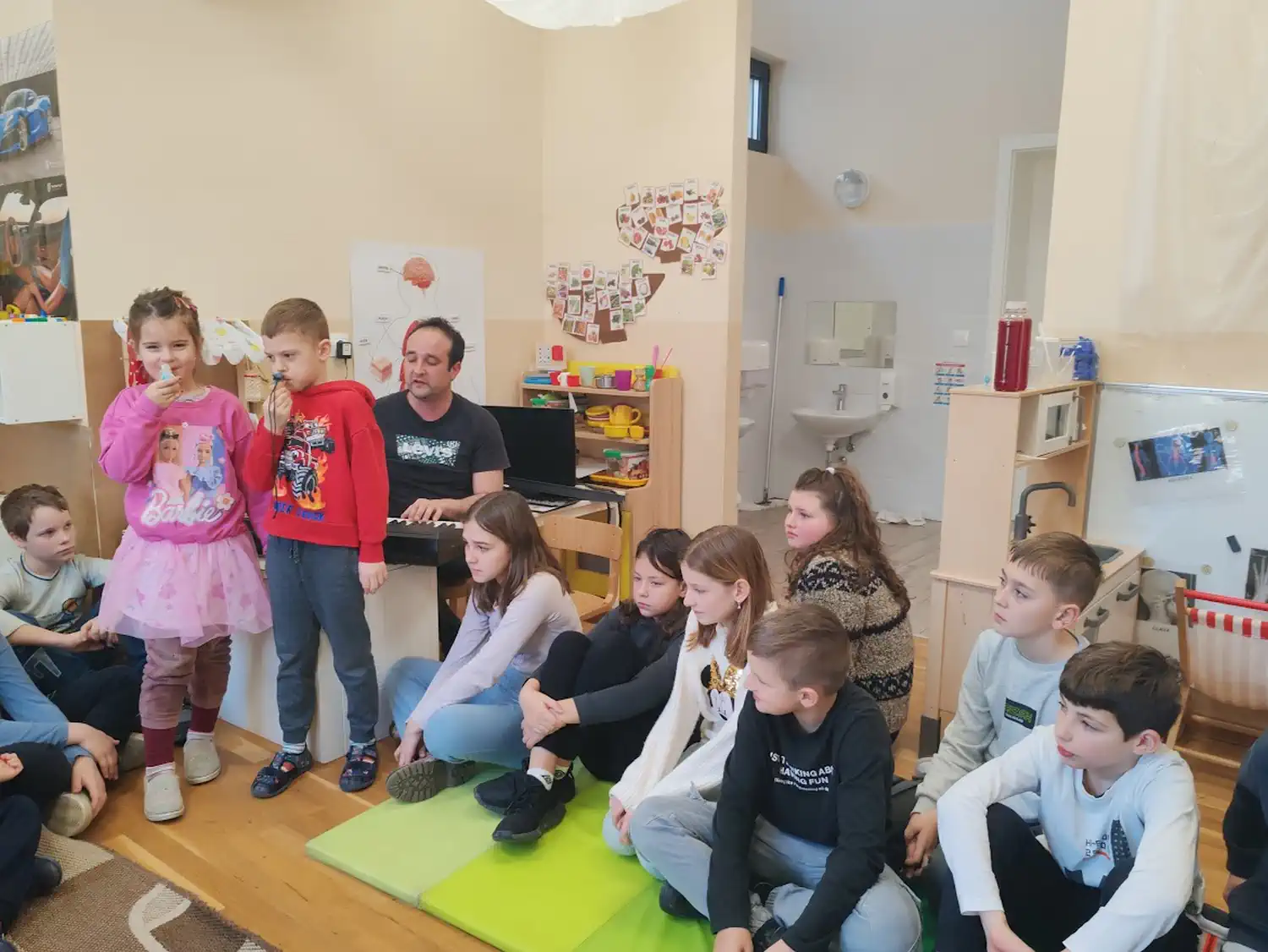 Djeca iz vrtića i školarci zajedno Ivanovec pokazuje kako prijelaz u školu može biti lak (8)