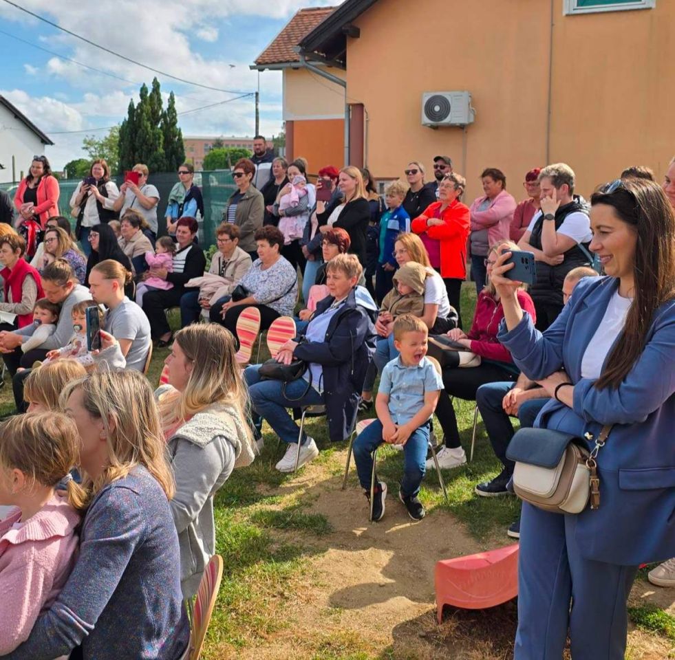 Dječji vrtić Mala tratinčica obilježio Majčin dan emotivnim stihovima i pjesmom (12)