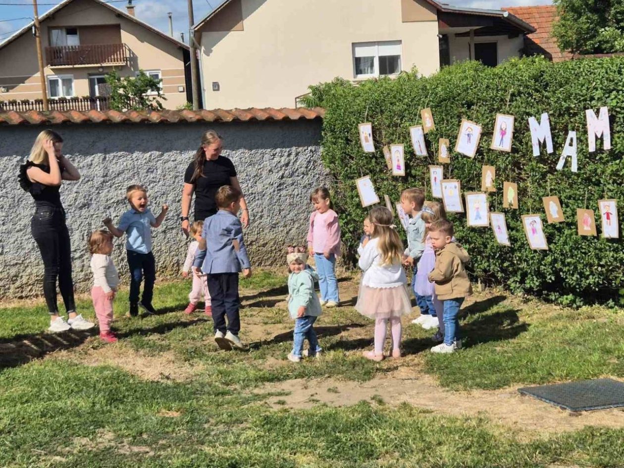Dječji vrtić Mala tratinčica obilježio Majčin dan emotivnim stihovima i pjesmom (13)