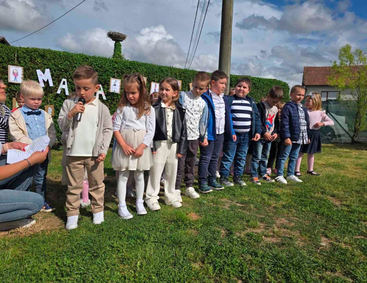 Dječji vrtić Mala tratinčica obilježio Majčin dan emotivnim stihovima i pjesmom (3)