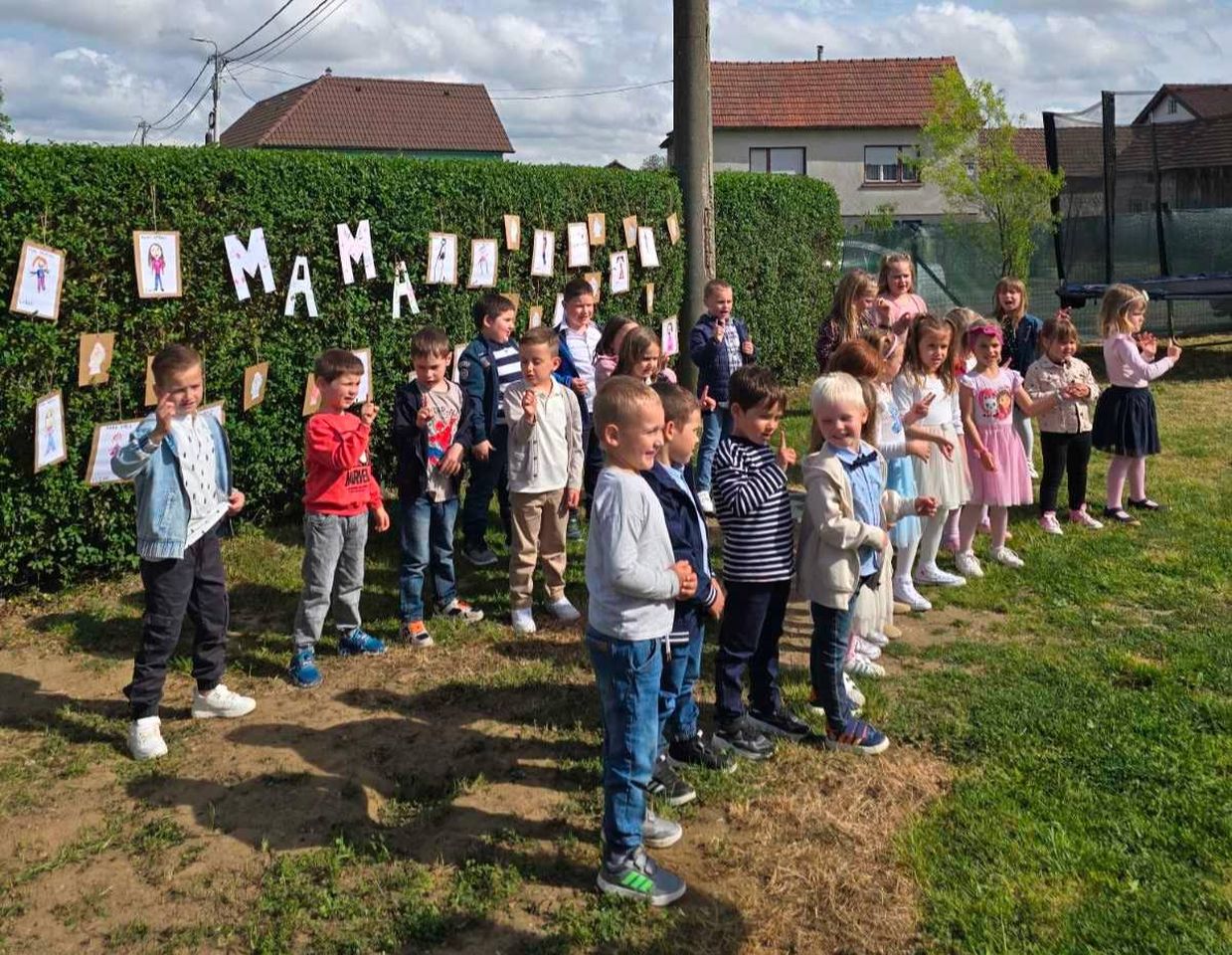 Dječji vrtić Mala tratinčica obilježio Majčin dan emotivnim stihovima i pjesmom (4)