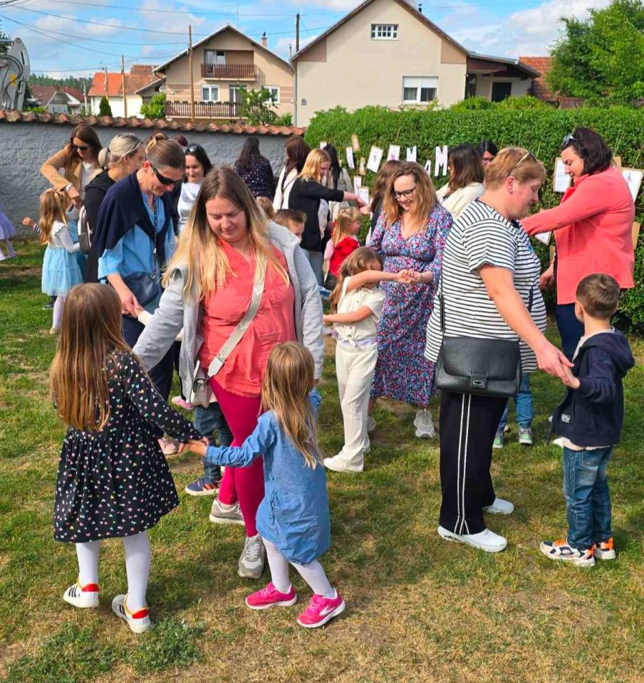 Dječji vrtić Mala tratinčica obilježio Majčin dan emotivnim stihovima i pjesmom (5)