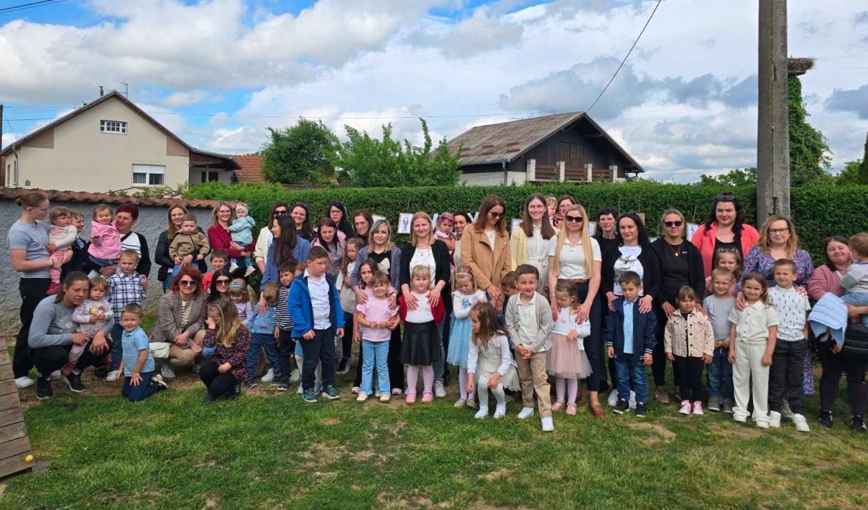 Dječji vrtić Mala tratinčica obilježio Majčin dan emotivnim stihovima i pjesmom (6)