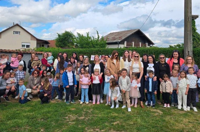 Dječji vrtić Mala tratinčica obilježio Majčin dan emotivnim stihovima i pjesmom (6)