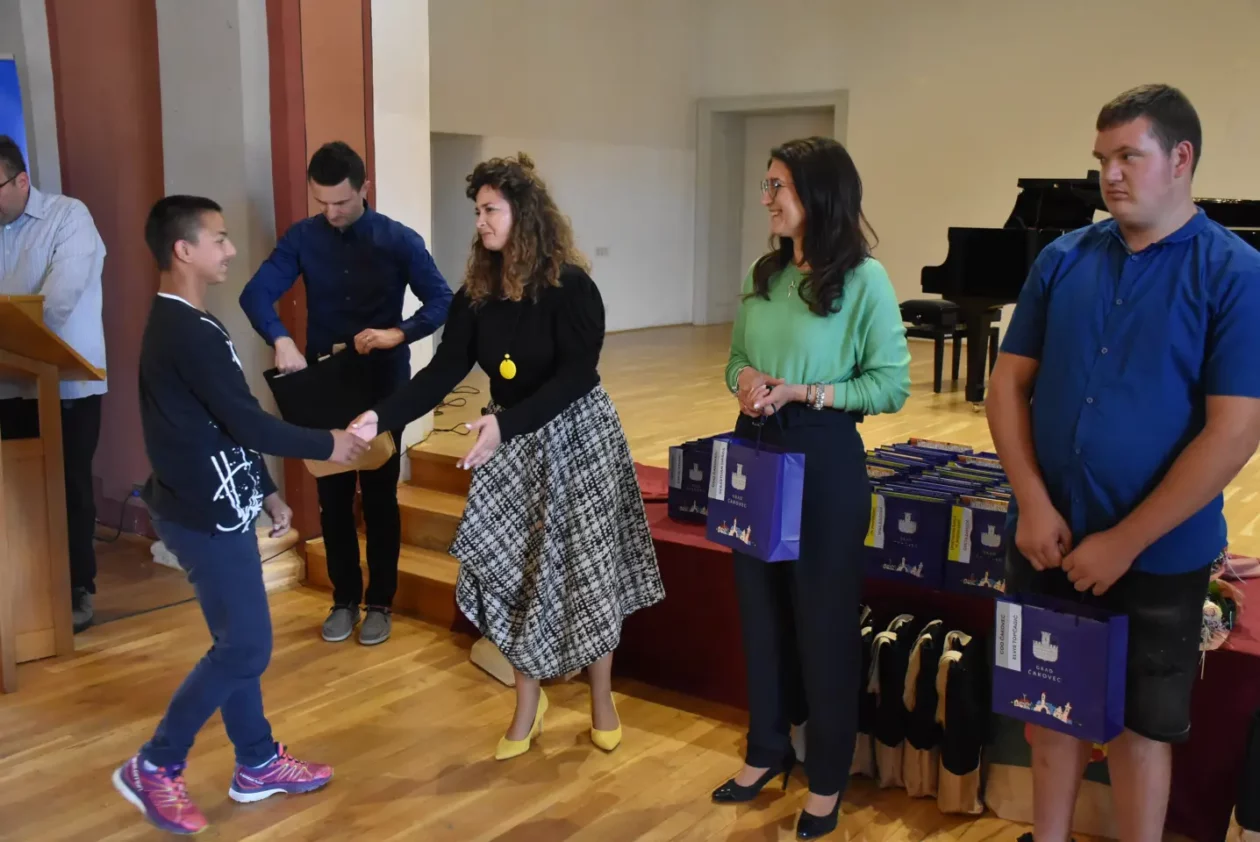 Dodjela nagrada, nagrađeni učenici, Čakovec, nadareni učenici (33) Dodjela nagrada, nagrađeni učenici, Čakovec, nadareni učenici (33)