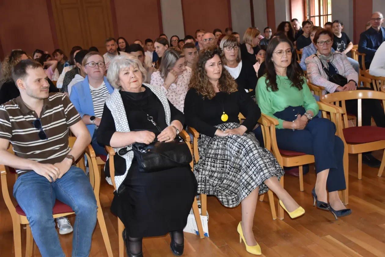 Dodjela nagrada, nagrađeni učenici, Čakovec, nadareni učenici (8) Dodjela nagrada, nagrađeni učenici, Čakovec, nadareni učenici (8)