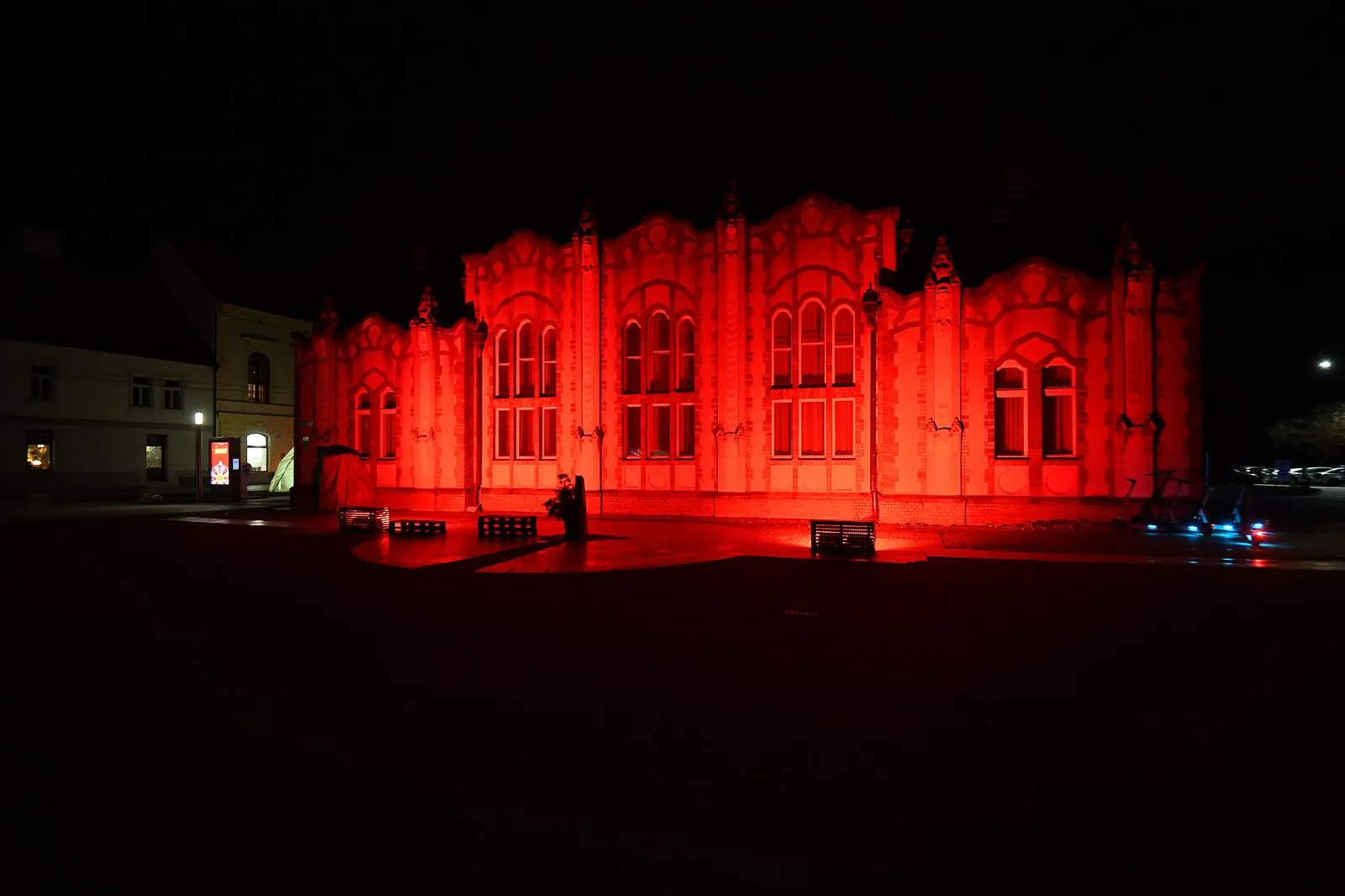 Dom sindikata u crvenoj boji (1)