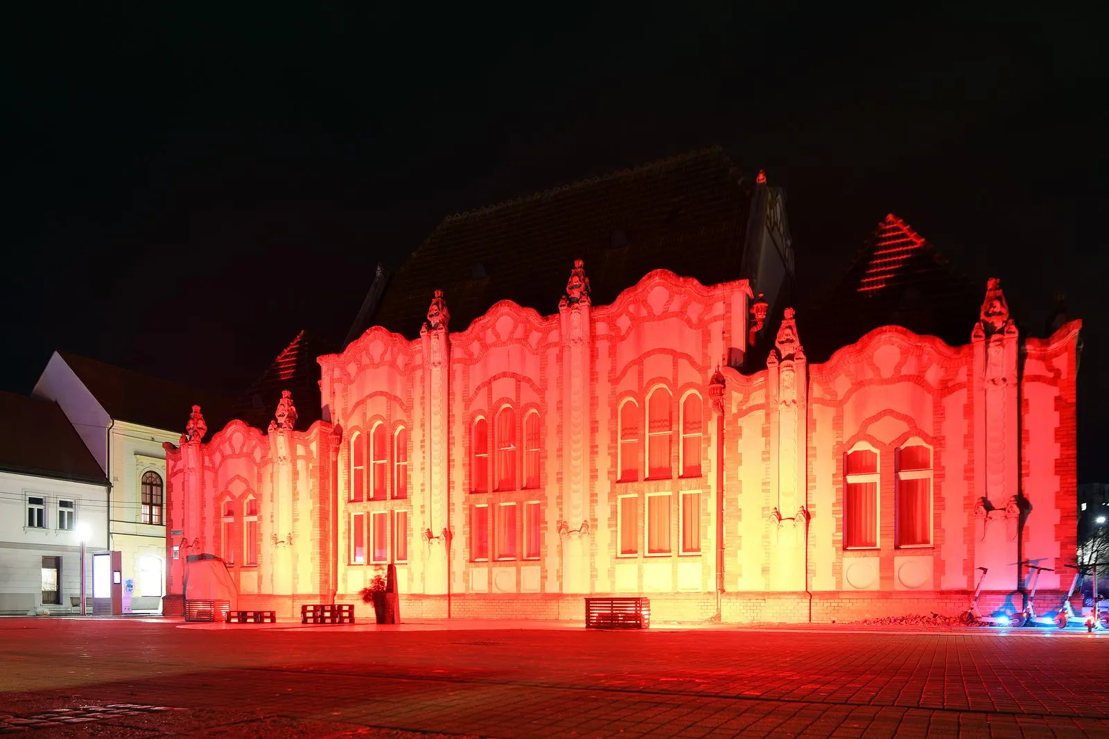 Dom sindikata u crvenoj boji (2)