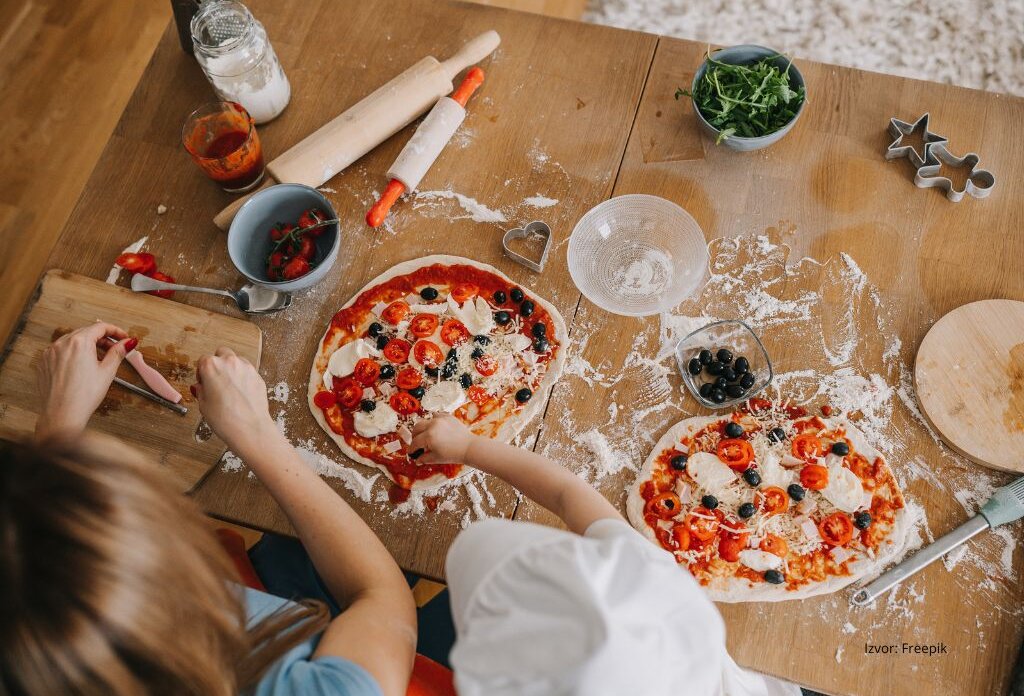 Savršeno pečena pizza u kuhinjskoj pećnici
