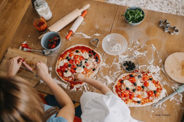 Savršeno pečena pizza u kuhinjskoj pećnici