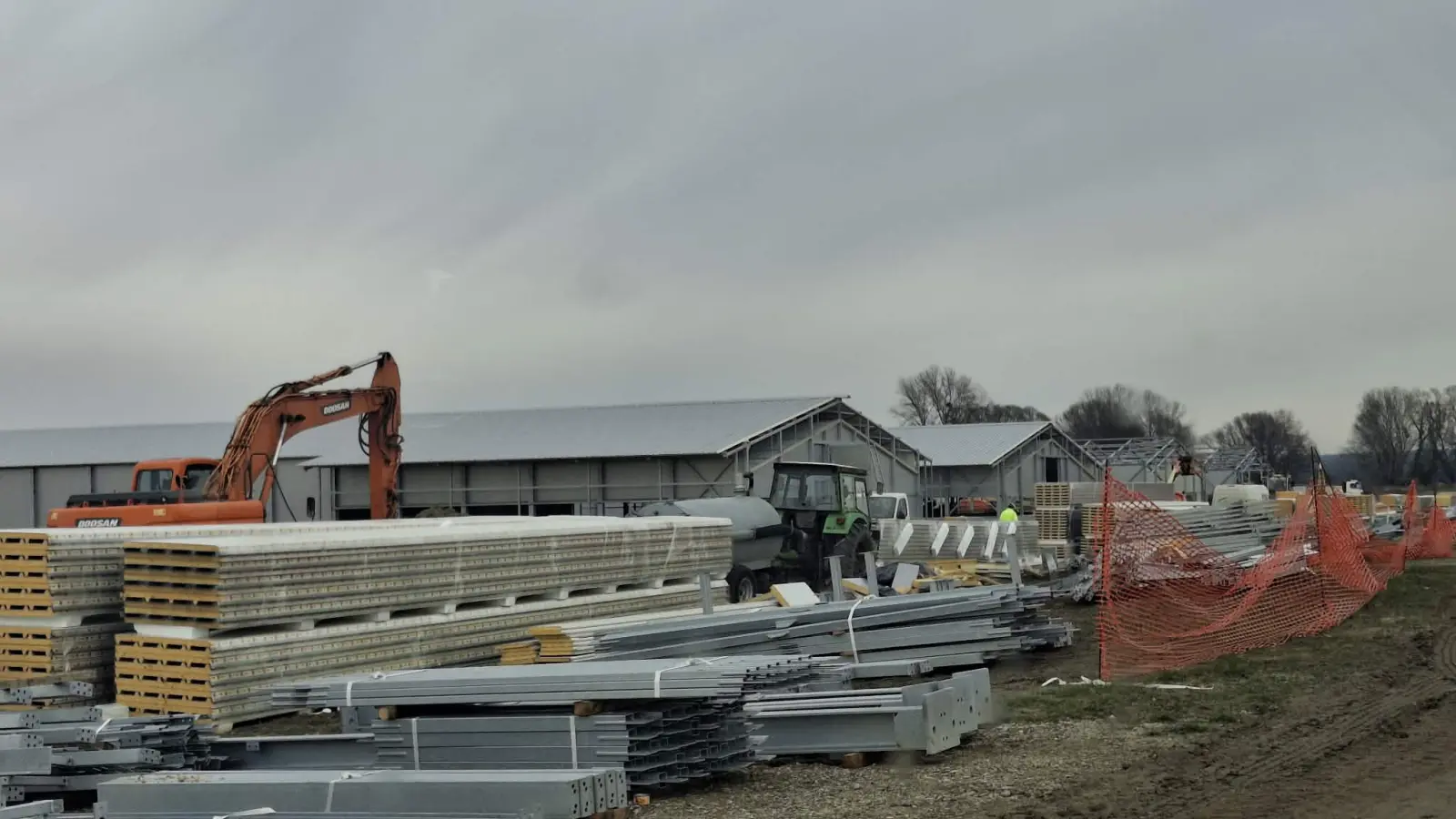 Donja Dubrava, Veliki Pažut, farma pilića (1)