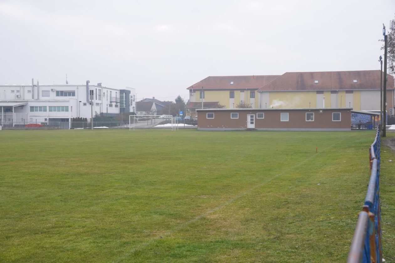 Dotrajali nogometni teren NK Spartak uskoro obnova (1)