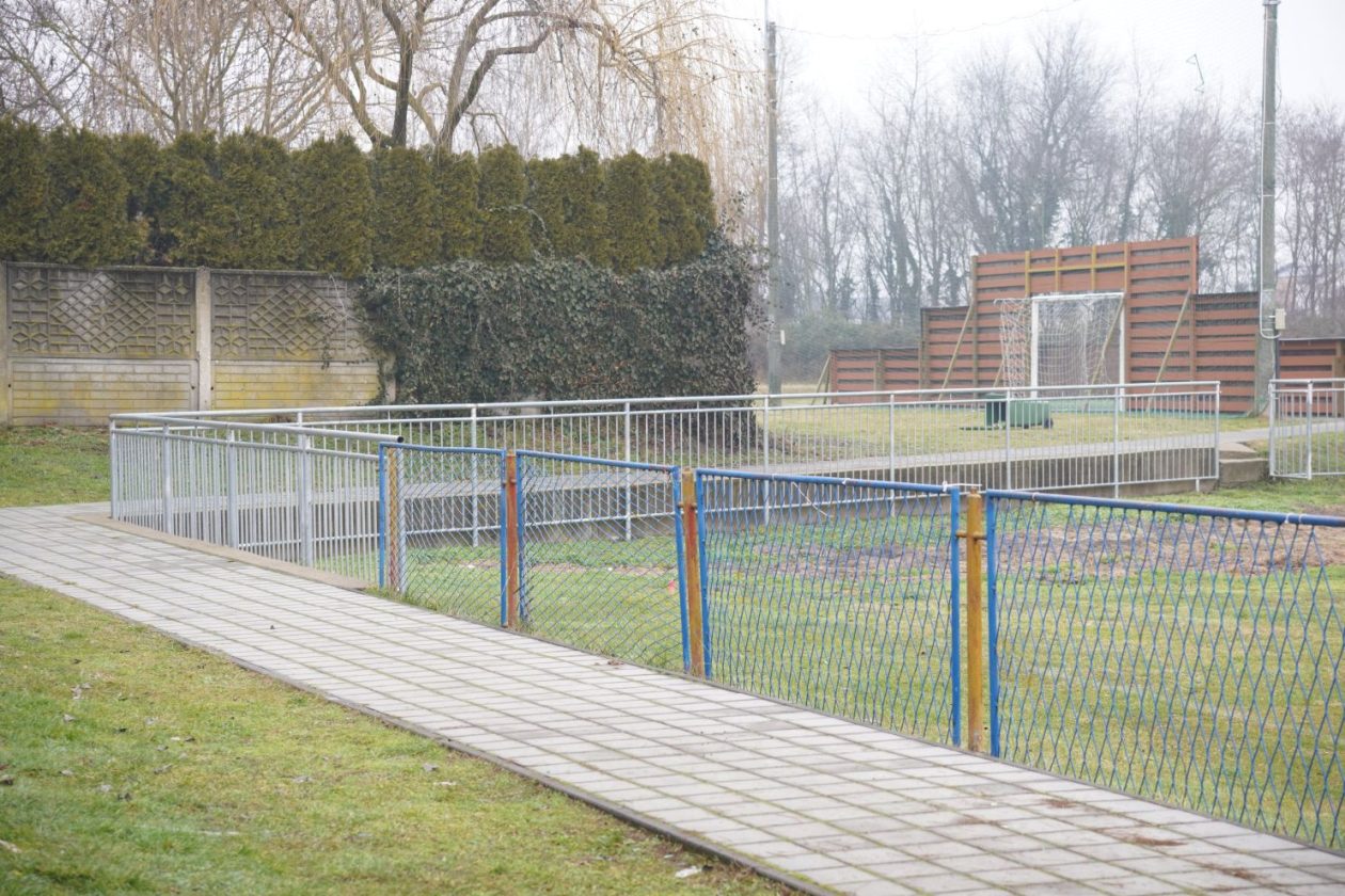 Dotrajali nogometni teren NK Spartak uskoro obnova (2)