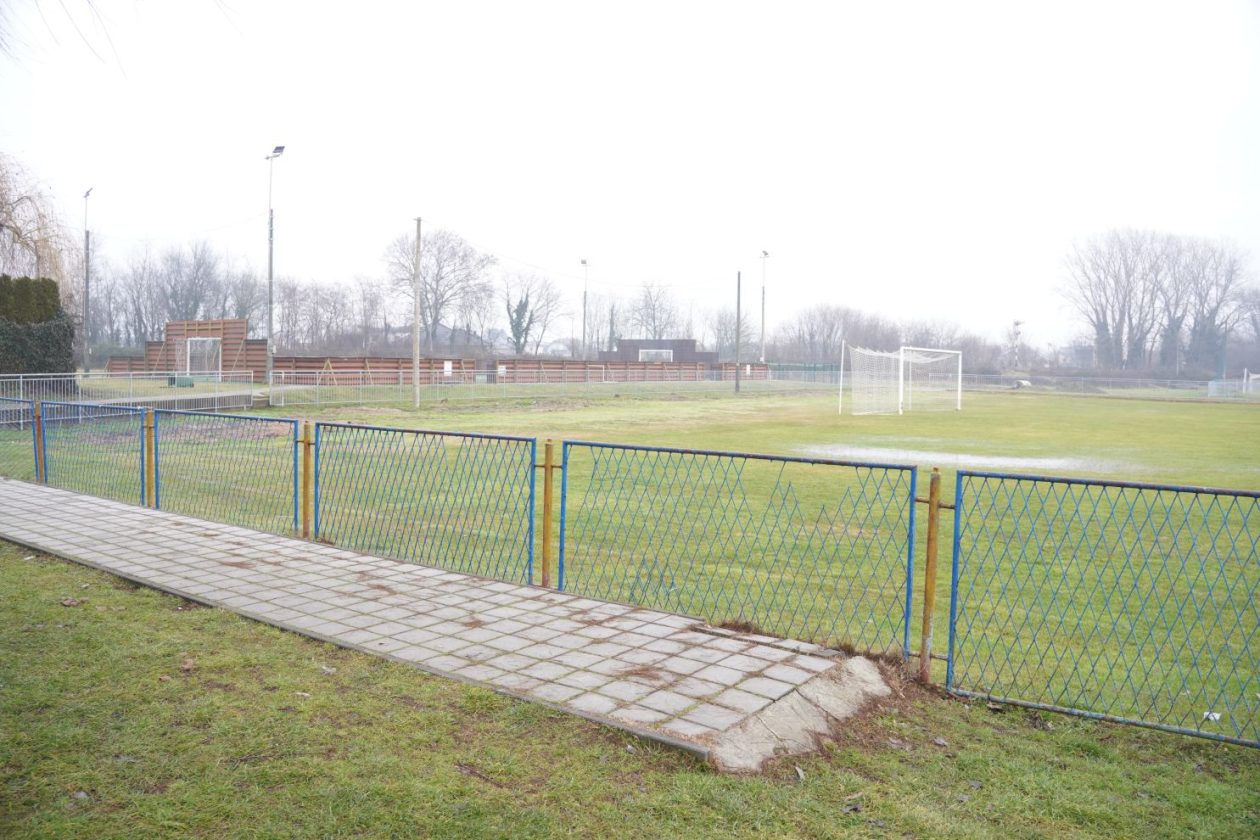 Dotrajali nogometni teren NK Spartak uskoro obnova (3)
