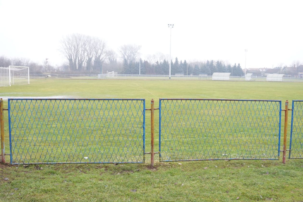 Dotrajali nogometni teren NK Spartak uskoro obnova (4)