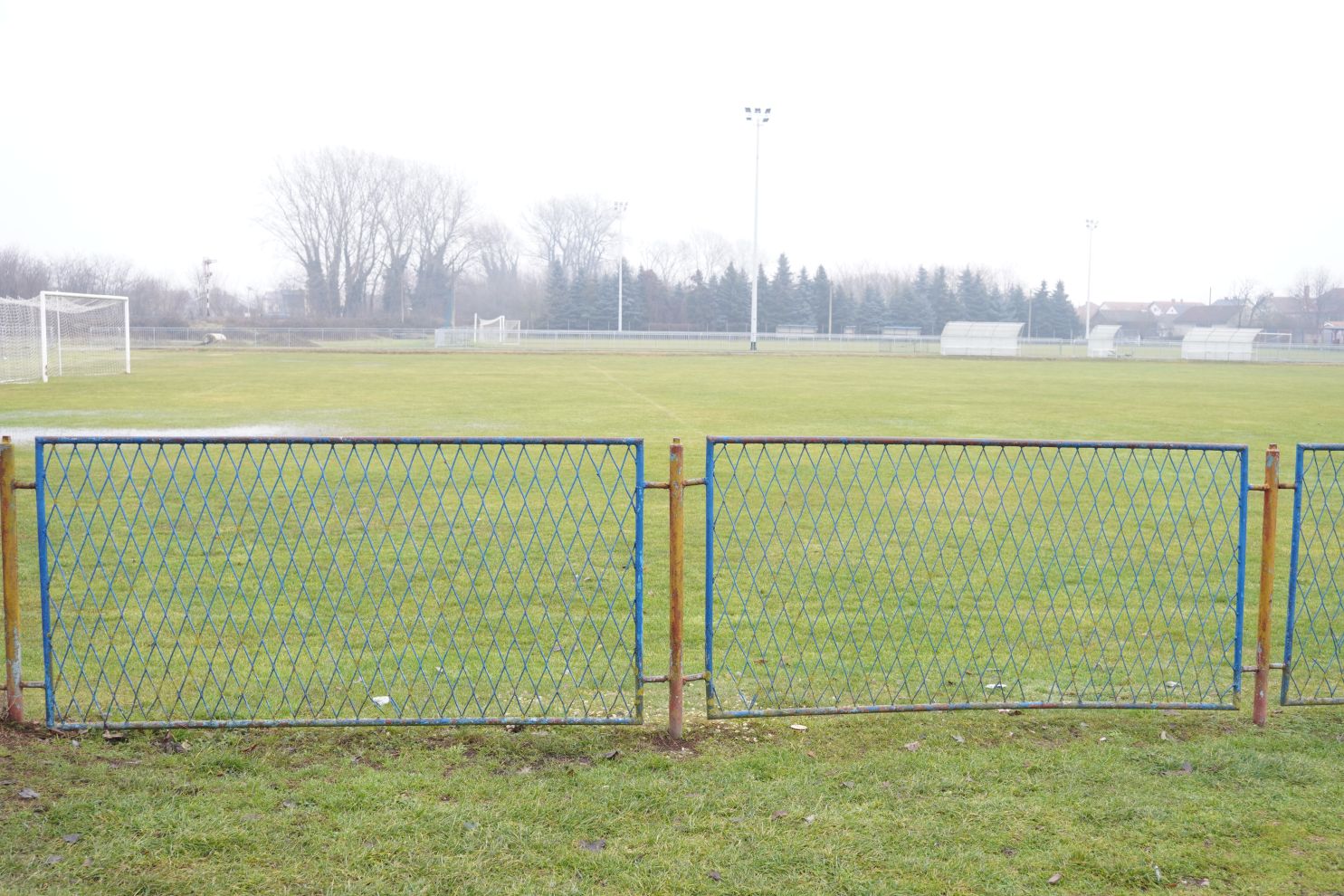 Dotrajali nogometni teren NK Spartak uskoro obnova (4)