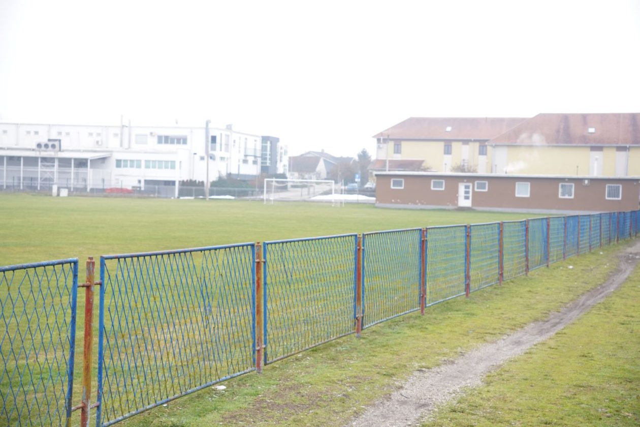 Dotrajali nogometni teren NK Spartak uskoro obnova (5)