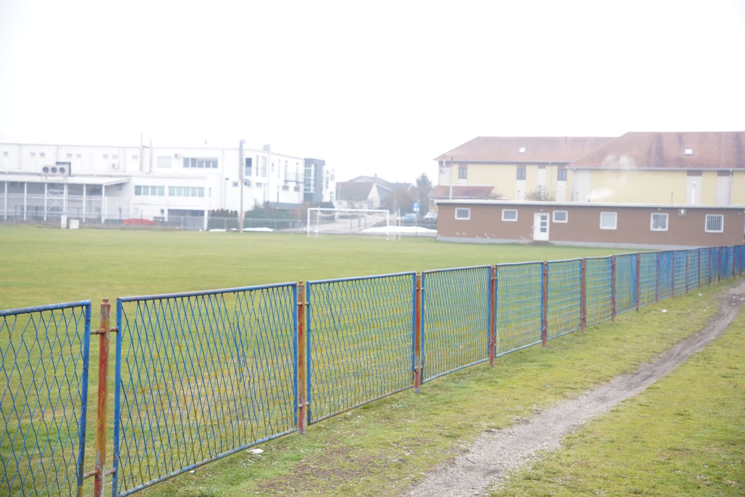 Dotrajali nogometni teren NK Spartak uskoro obnova (5)