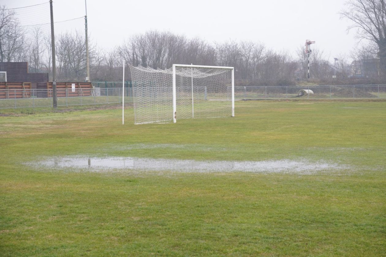 Dotrajali nogometni teren NK Spartak uskoro obnova (7)