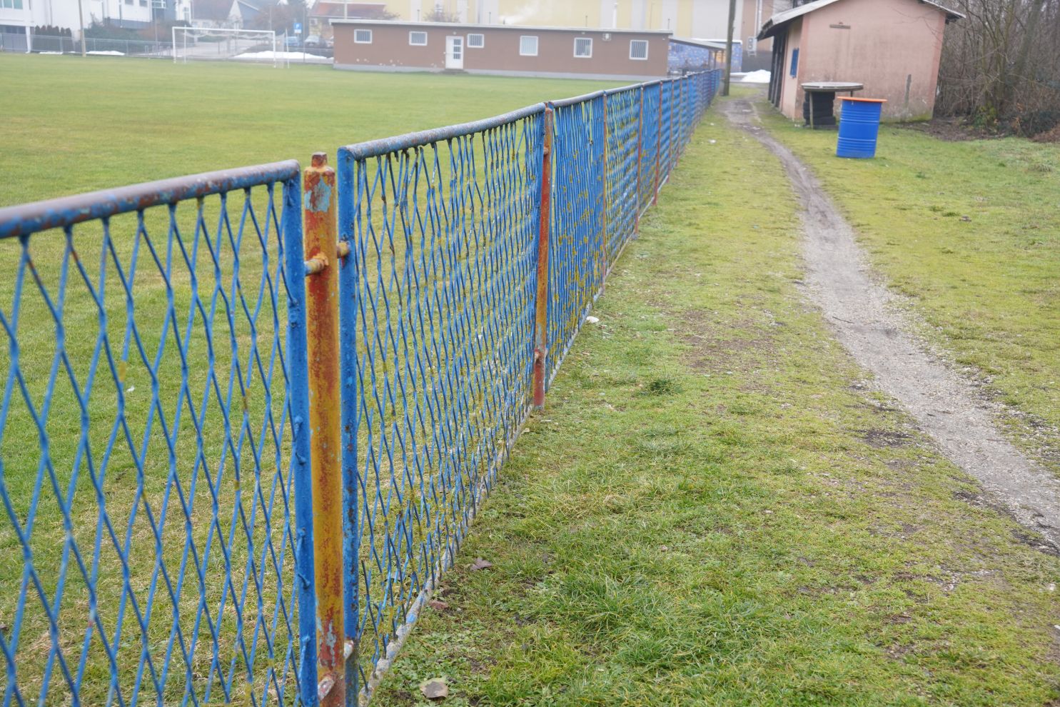 Dotrajali nogometni teren NK Spartak uskoro obnova (8)