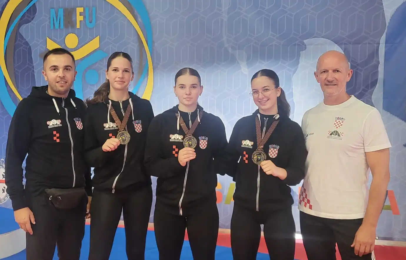 Drago Grgić,Ena Rajković,Lara Jurčević,Erika Grabovac i Tihomir Grgić-brončane juniorke ekipno s trenerima Drago Grgić,Ena Rajković,Lara Jurčević,Erika Grabovac i Tihomir Grgić-brončane juniorke ekipno s trenerima