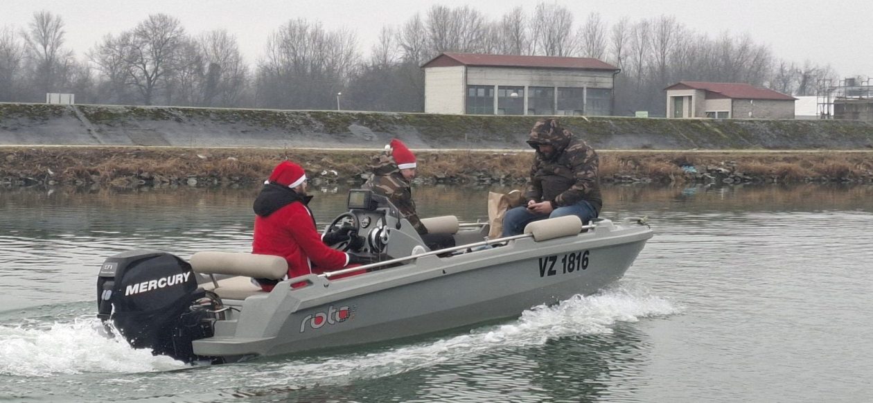 Dravski Djeda Mrazovi ponovno zaplovili Dravom i na špici razveselili mališane (11) Dravski Djeda Mrazovi ponovno zaplovili Dravom i na špici razveselili mališane (11)