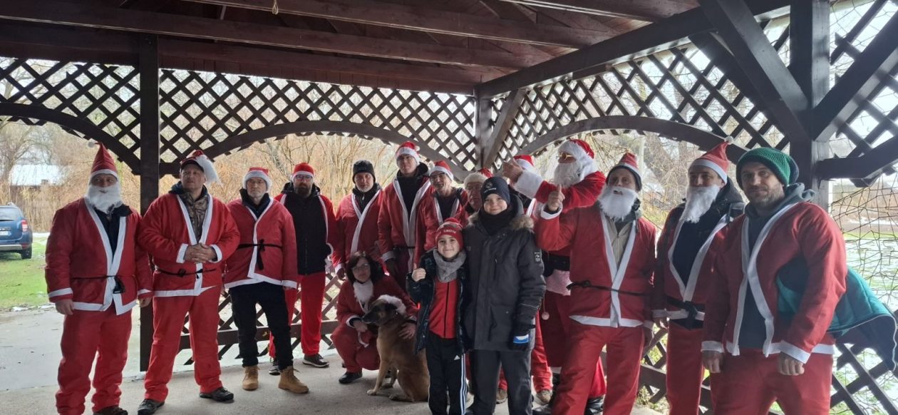 Dravski Djeda Mrazovi ponovno zaplovili Dravom i na špici razveselili mališane (15) Dravski Djeda Mrazovi ponovno zaplovili Dravom i na špici razveselili mališane (15)