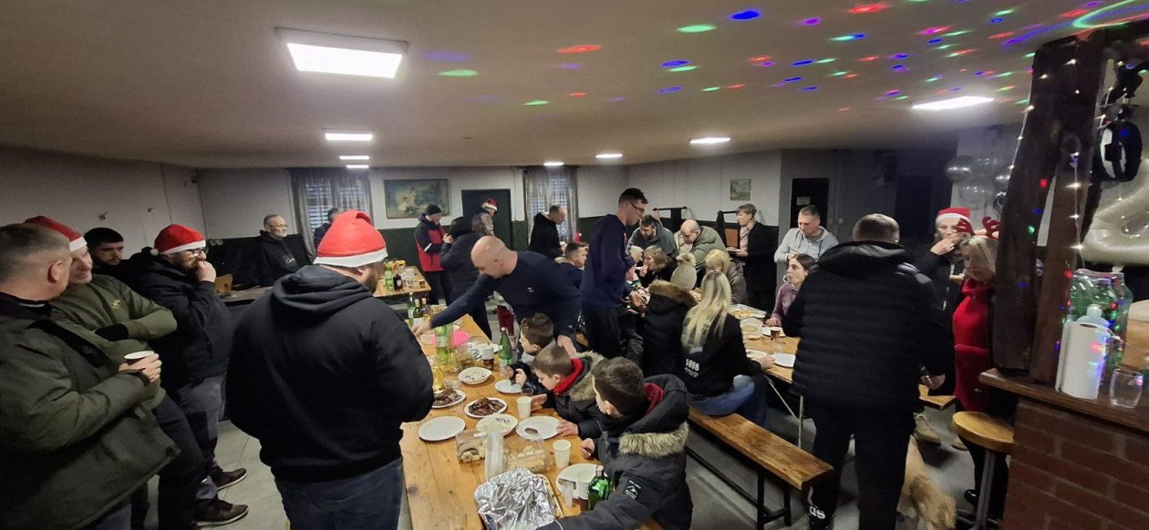 Dravski Djeda Mrazovi ponovno zaplovili Dravom i na špici razveselili mališane (3) Dravski Djeda Mrazovi ponovno zaplovili Dravom i na špici razveselili mališane (3)