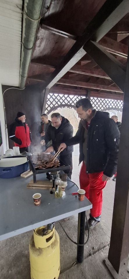 Dravski Djeda Mrazovi ponovno zaplovili Dravom i na špici razveselili mališane (4) Dravski Djeda Mrazovi ponovno zaplovili Dravom i na špici razveselili mališane (4)