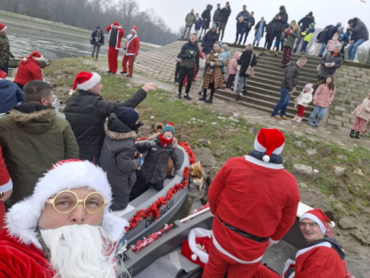 Dravski Djeda Mrazovi ponovno zaplovili Dravom i na špici razveselili mališane (6) Dravski Djeda Mrazovi ponovno zaplovili Dravom i na špici razveselili mališane (6)