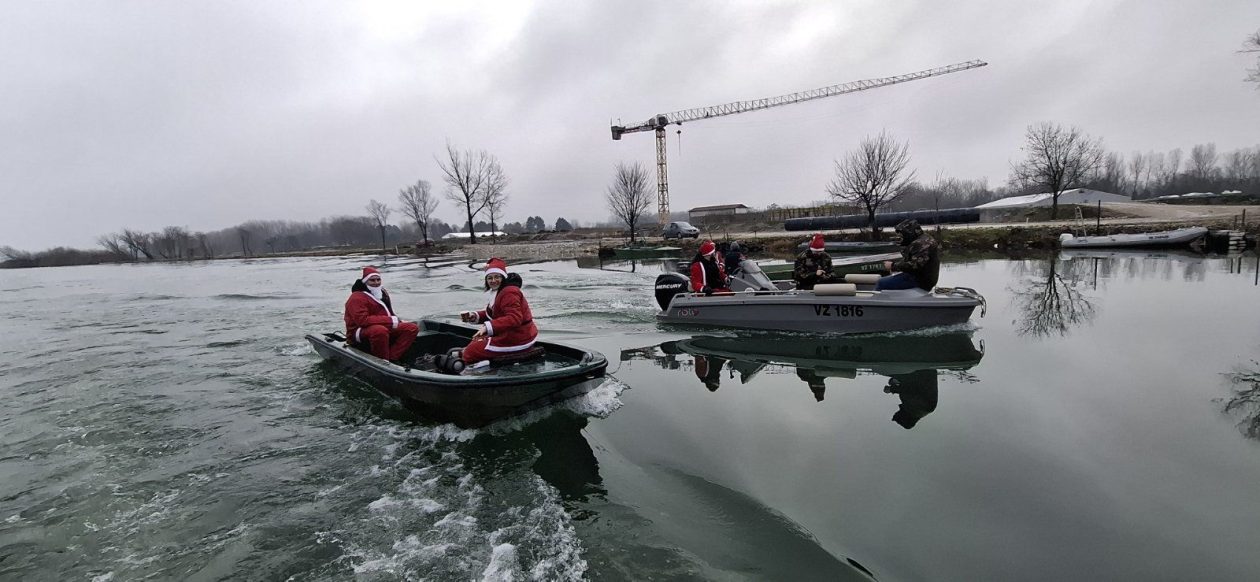 Dravski Djeda Mrazovi ponovno zaplovili Dravom i na špici razveselili mališane (8) Dravski Djeda Mrazovi ponovno zaplovili Dravom i na špici razveselili mališane (8)
